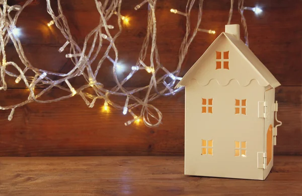 House lantern with burning candles — Stockfoto