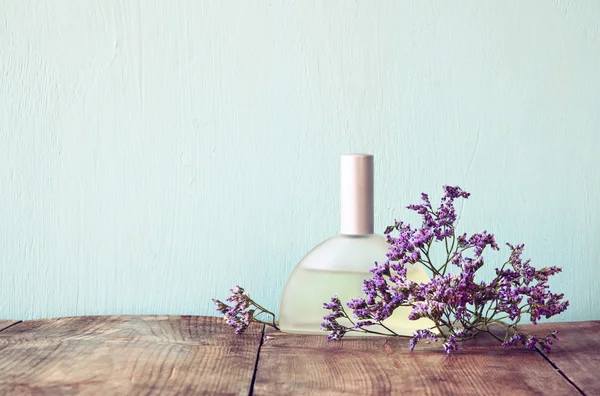 Frasco de perfume con flores —  Fotos de Stock