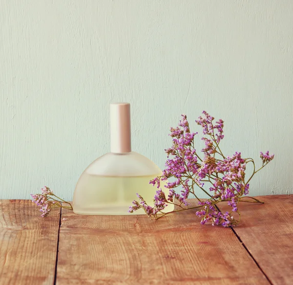 Парфумерна пляшка з квітами — стокове фото