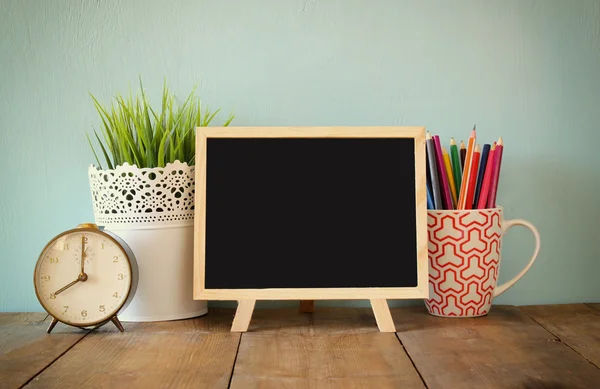 Blackboard, color pencils and clock — 图库照片
