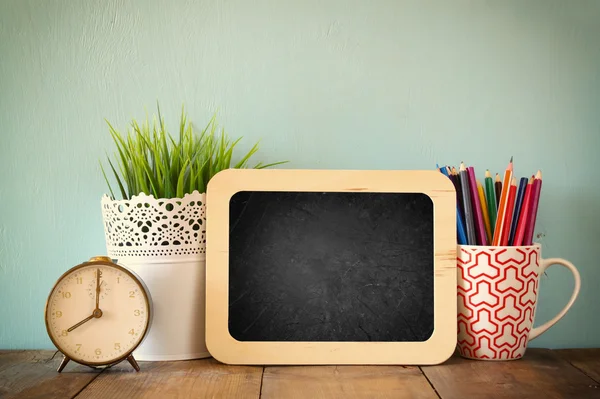 Blackboard, color pencils and clock — ストック写真