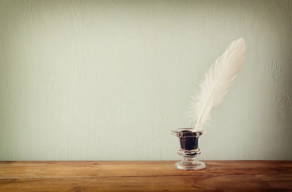 White feather en inkwell — Stockfoto