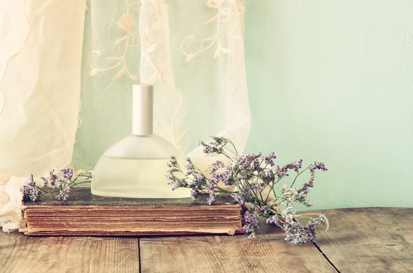Butelka perfum z kwiatami — Zdjęcie stockowe