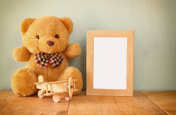 Teddy bear and photo frame — Stockfoto