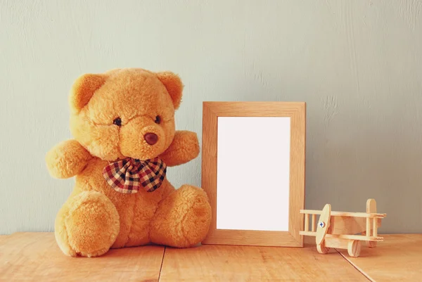 Teddy bear and photo frame — Stockfoto