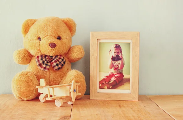 Teddy bear and photo frame — Stockfoto