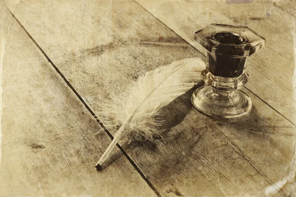 화이트 깃털과 잉크병 — 스톡 사진