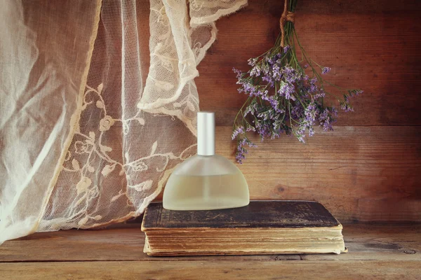 Parfém láhev s květinami — Stock fotografie