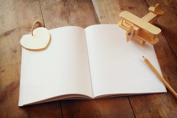 Cuaderno abierto en blanco sobre mesa de madera. Listo para la maqueta. imagen filtrada retro — Foto de Stock