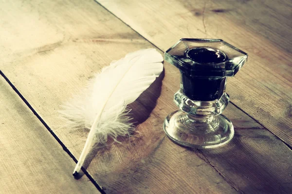 White feather en inkwell — Stockfoto
