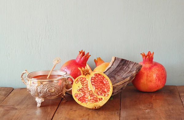 Shofar, honey and pomegranate — Stock Photo, Image