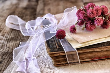 Kuru çiçekler ve kitaplar