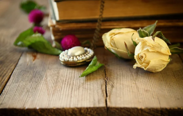 Dry rose and antique necklace — Stockfoto