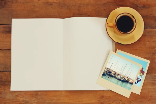 Open blank notebook and photos — Stockfoto