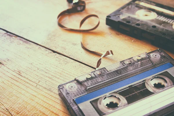 Cassette tape onwooden tabel — Stockfoto