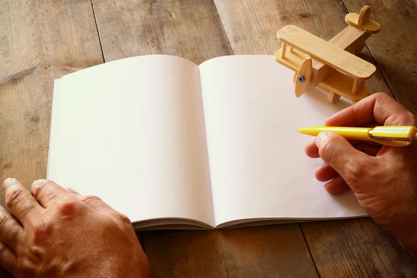 Öppna anteckningsboken och mans hand — Stockfoto