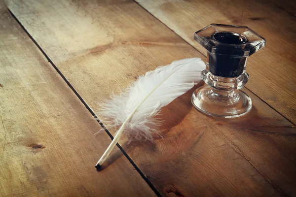 White feather en inkwell — Stockfoto
