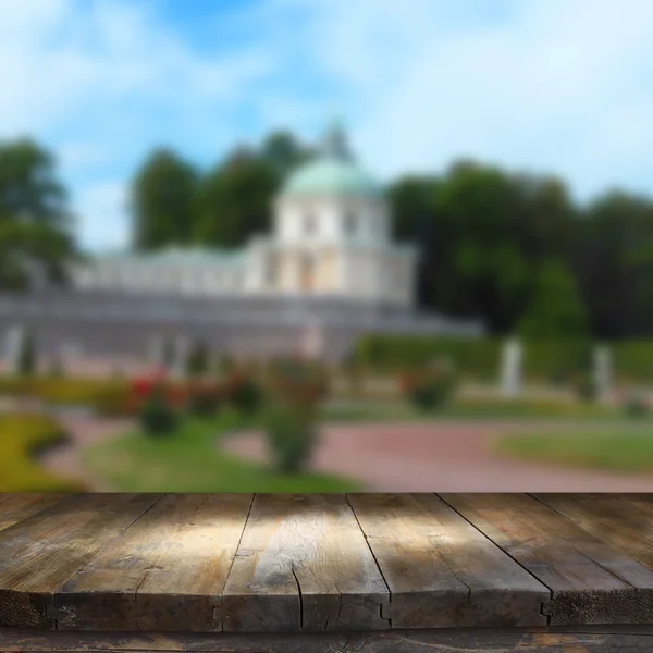 Mesa de madeira vintage na frente da paisagem rústica do jardim counrty — Fotografia de Stock