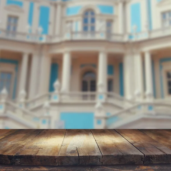 宮殿の風景の前にヴィンテージの木製ボード テーブル — ストック写真
