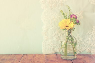 Yaz buket çiçek nane arka plan ahşap tablo. Vintage filtre uygulanmış görüntü