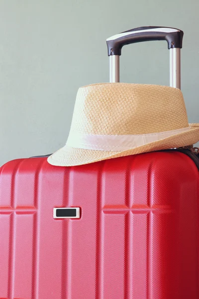 Afbeelding van rode elegante reizen bagage en fedora hoed aan zee. reizen en vakantie concept — Stockfoto