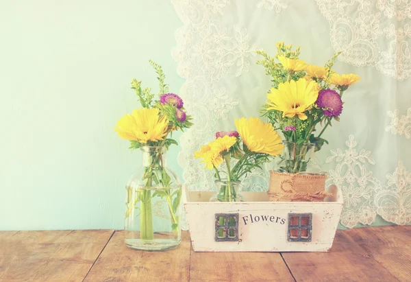 Buquê de flores de verão na mesa de madeira com fundo de hortelã. imagem filtrada vintage — Fotografia de Stock