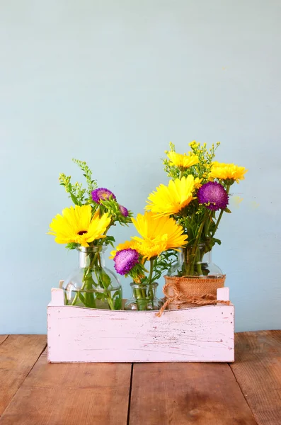 Sommerblumenstrauß auf dem Holztisch mit Minzhintergrund. Vintage gefiltertes Bild — Stockfoto