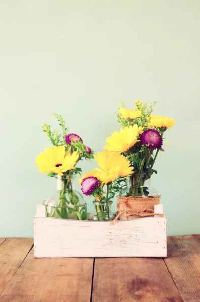 Buquê de flores de verão na mesa de madeira com fundo de hortelã. imagem filtrada vintage — Fotografia de Stock