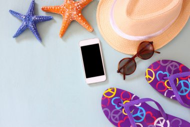 Flip flop, deniz yıldızı, cep telefonu