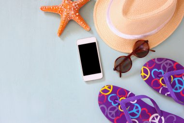 flip flop, deniz yıldızı ve cep telefonu