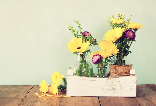 Летний букет цветов на деревянном столе с мятным фоном. винтажное отфильтрованное изображение — стоковое фото