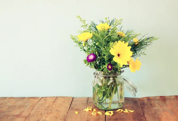 Letní kytice květin na dřevěný stůl s mátou pozadím. Vintage filtrovaného obrazu — Stock fotografie