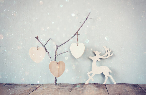 Висячие деревянные сердца
