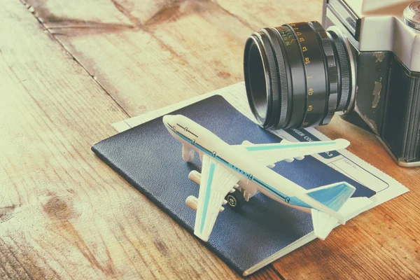 Avión de juguete y pasaporte —  Fotos de Stock