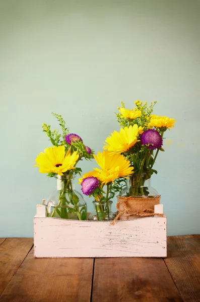 Buquê de flores de verão na mesa de madeira com fundo de hortelã. imagem filtrada vintage — Fotografia de Stock