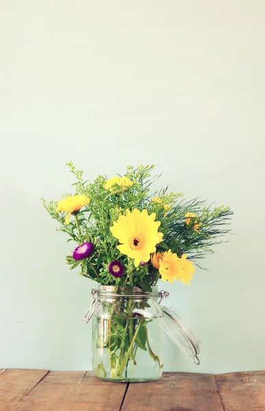 Ramo de flores de verano en la mesa de madera con fondo de menta. vintage imagen filtrada — Foto de Stock
