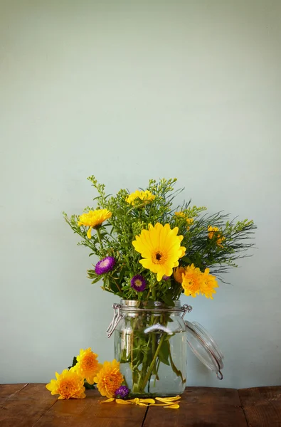 Sommerblumenstrauß auf dem Holztisch mit Minzhintergrund. Vintage gefiltertes Bild — Stockfoto