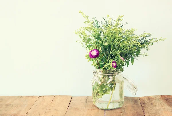 Ramo de flores de verano en la mesa de madera con fondo de menta. vintage imagen filtrada — Foto de Stock