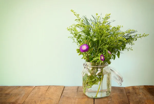 Letní kytice květin na dřevěný stůl s mátou pozadím. Vintage filtrovaného obrazu — Stock fotografie