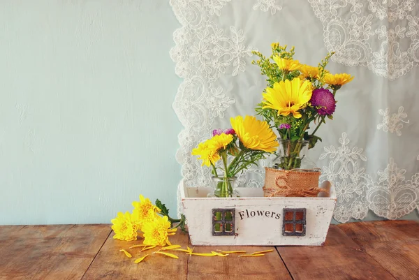 Buquê de flores de verão na mesa de madeira com fundo de hortelã. imagem filtrada vintage — Fotografia de Stock