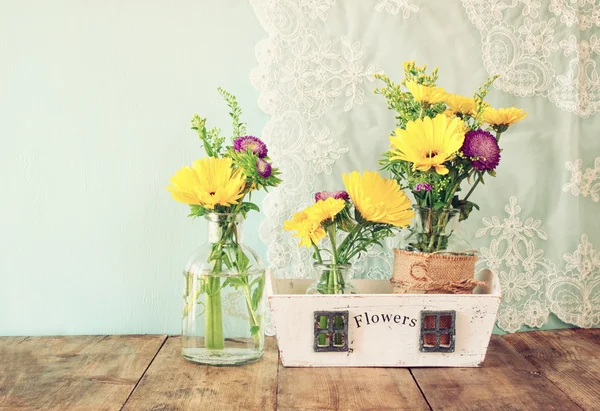 여름 민트 배경으로 나무 테이블에 꽃의 꽃다발. 빈티지 필터링 된 이미지 — 스톡 사진
