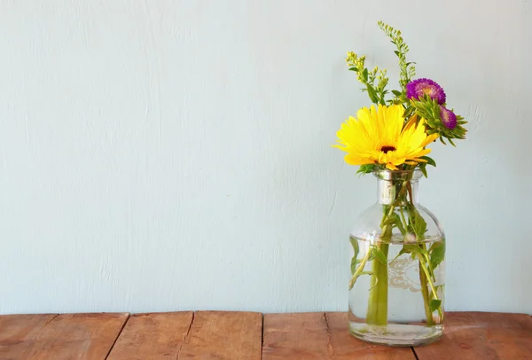 Buquê de flores de verão na mesa de madeira com fundo de hortelã. imagem filtrada vintage — Fotografia de Stock