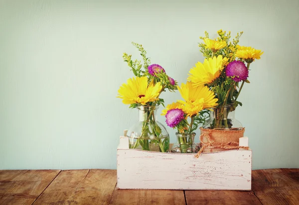 Buquê de flores de verão na mesa de madeira com fundo de hortelã. imagem filtrada vintage — Fotografia de Stock