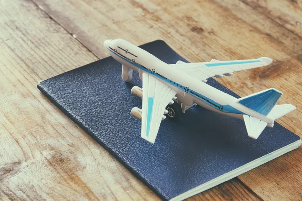 Oyuncak uçak ve pasaport — Stok fotoğraf