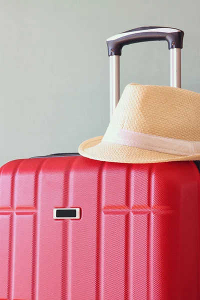 Červený zavazadla a fedora klobouk — Stock fotografie