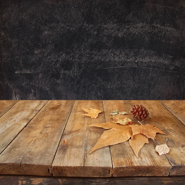 Hösten bakgrund med fallna blad — Stockfoto