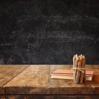 Vintage defter ve yığın ahşap renkli kalemler
