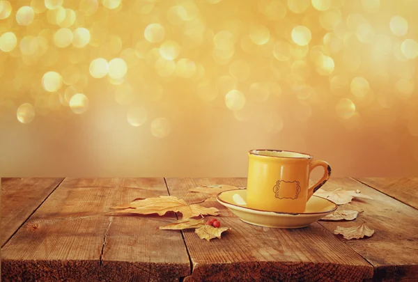 Image avant de tasse à café sur table en bois et feuilles d'automne — Photo