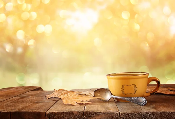店面形象的咖啡杯在木桌和秋天的落叶 — 图库照片