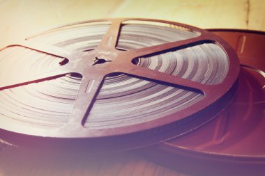 eski 8 mm film reel ahşap arka plan üzerinde görüntü. retro tarzı görüntü.